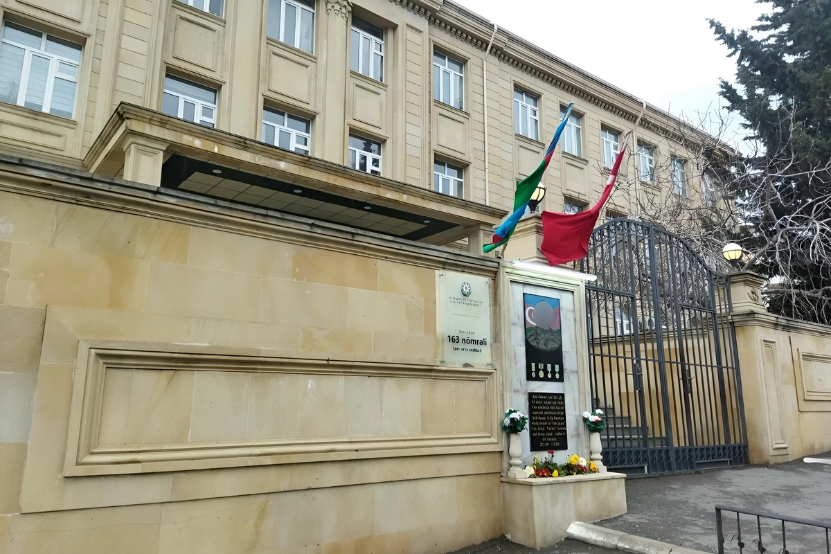 163 nömrəli məktəbdə 10-cu sinif şagirdi pəncərədən yıxılıb - VƏZİYYƏTİ BİLİNDİ