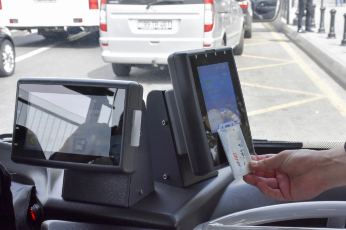 17 nömrəli avtobusun ödəmə aparatı xarab oldu, sərnişinlər marşrutdan pulsuz istifadə etdilər