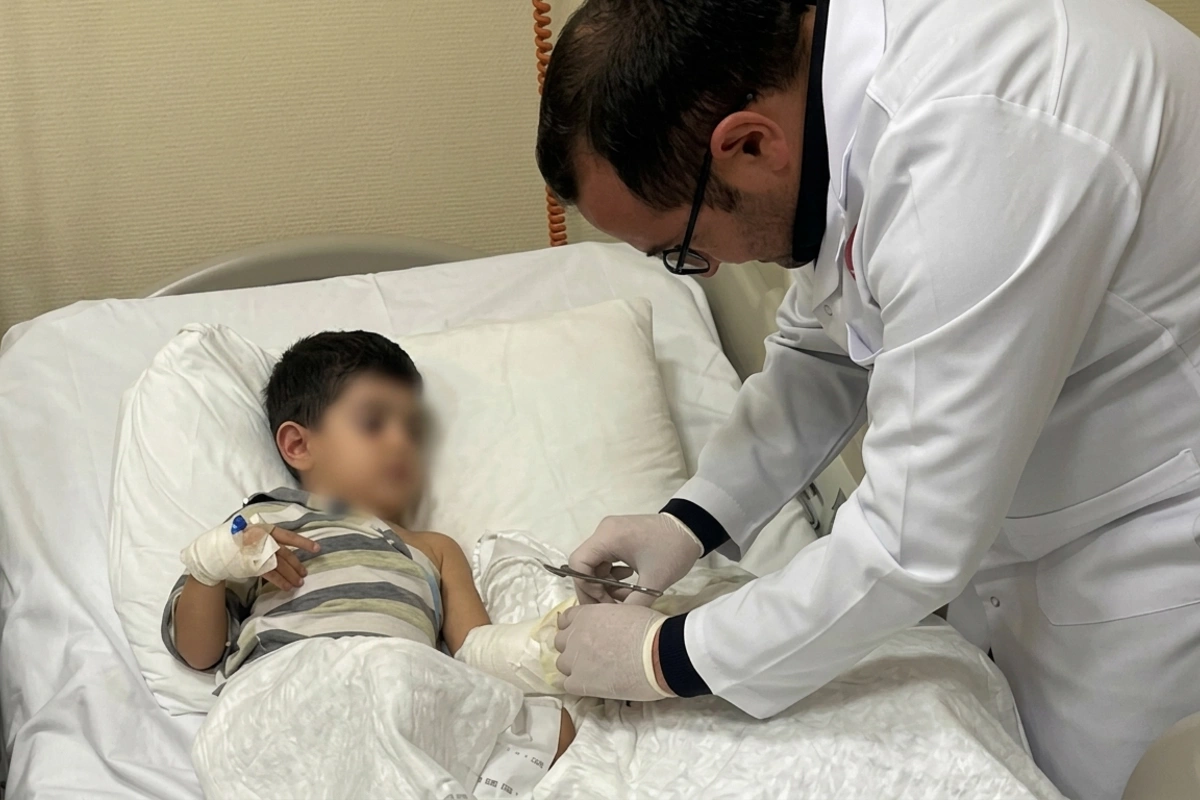 3 yaşlı uşağın ət maşınında ağır yaralanan əli 8 saatlıq əməliyyatla bərpa edilib