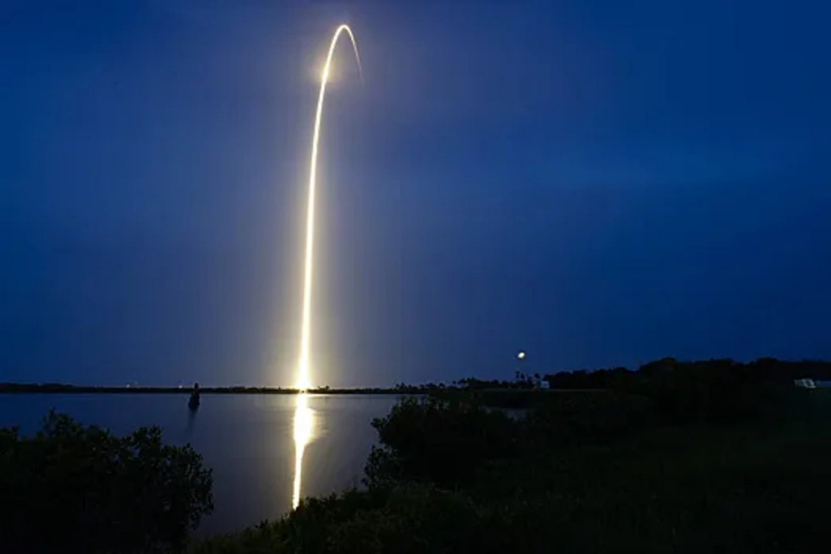 418 km yüksəklikdəki Starlink peyki idarəetməni itirib - Parçalanıb Yerə düşəcək