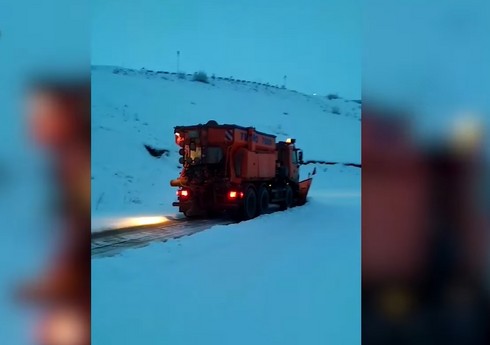 AAYDA: Gecə boyu və səhər yollar qar və buzdan təmizlənib