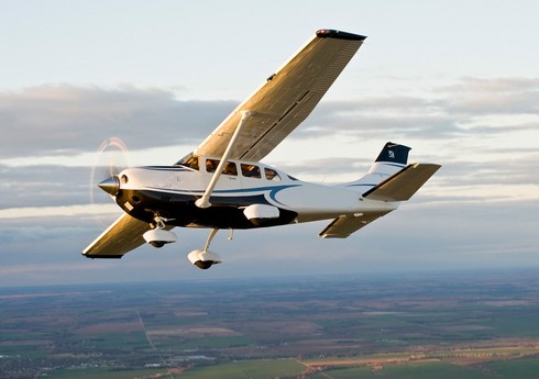 ABŞ-da bir nəfər şəxsi təyyarəni qaçıraraq mağazaya çırpmaqla hədələyir