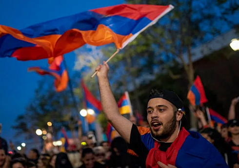 ABŞ-dakı ermənilər Paşinyanın istefası tələbi ilə aksiya keçirib