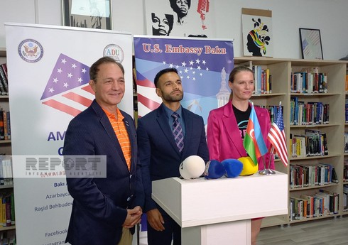 ABŞ-ın məşhur güləşçiləri Con Smit və Salli Robertson Bakıya gəlib