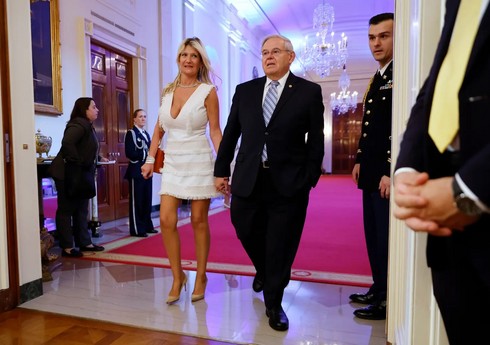 ABŞ qəzeti senator Menendesin erməniəsilli arvadının şübhəli maliyyə əməliyyatlarının təfərrüatlarını açıqlayıb