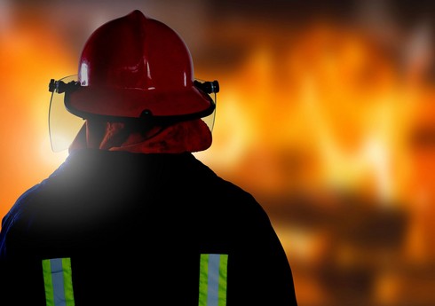 Abşeron rayonunda anbarda yanğın olub, üç avtomobil külə dönüb