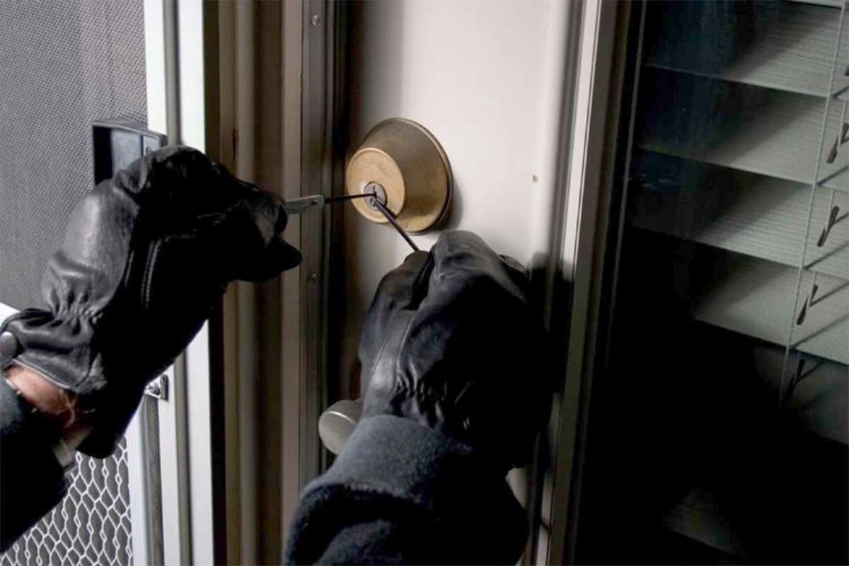 Abşeron rayonunda evlərdən və marketlərdən oğurluq edən şəxslər saxlanılıblar Abşeron rayonunda evlərdən və marketlərdən oğurluq edən şəxslər saxlanılıblar