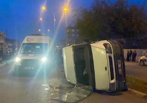 Adanada mikroavtobus avtomobillə toqquşub, 9 nəfər yaralanıb