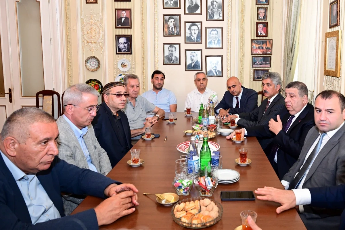 Adil Kərimli Xalq yazıçısı Anarla ədəbi prosesin inkişafını müzakirə edib