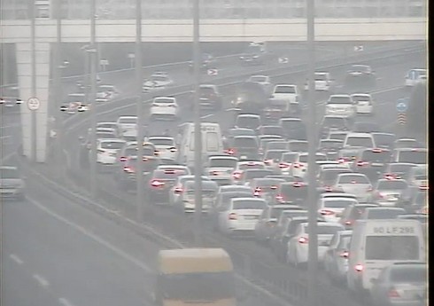 Aeroport şosesində qəza səbəbindən sıxlıq yaranıb