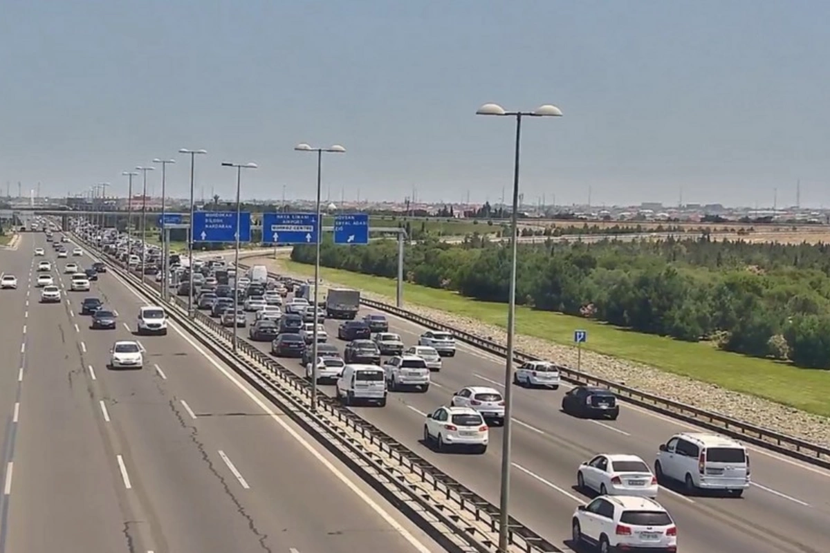 Aeroport yolunda qəza olub, tıxac yaranıb