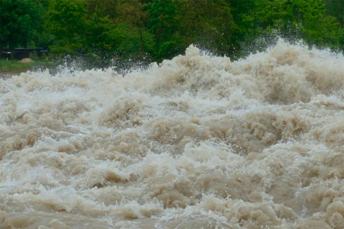 Ağcabədidə Kür çayı bəndi yarıb