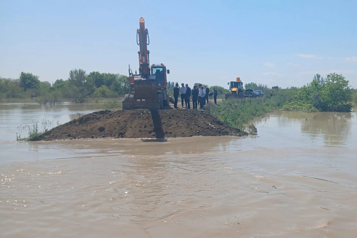 Ağcabədidə Kür çayında yarılan bənd bərpa edilib