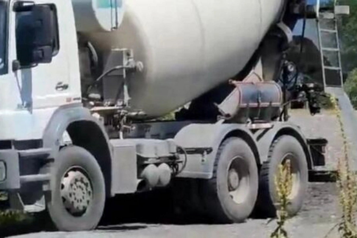 Ağdamda fəhlə betonqarışdıran maşının altında qalıb öldü