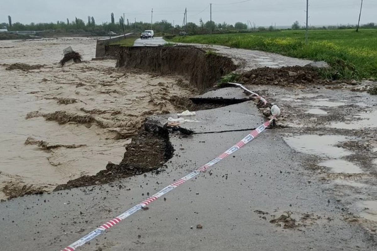 Ağsuda sel suları avtomobil yolunu yararsız hala saldı