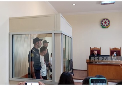Ailəsinin beş üzvünü qətlə yetirməkdə təqsirləndirilən Əhməd Əhmədovun məhkəməsi keçirilir