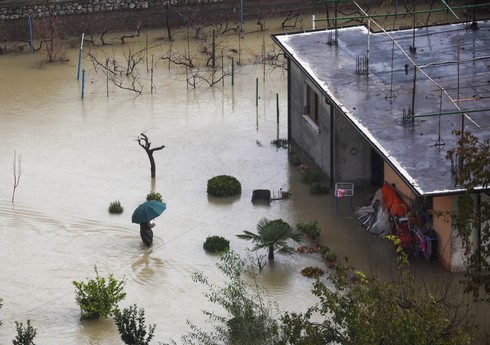 Albaniyada daşqınlar nəticəsində 2 nəfər ölüb, onlarla insan təxliyə olunub