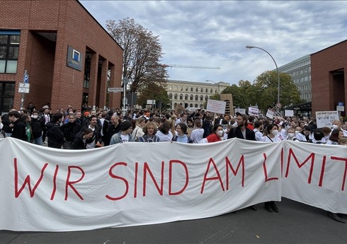 Almaniyada 7 minə yaxın həkim etiraz aksiyasında iştirak edib