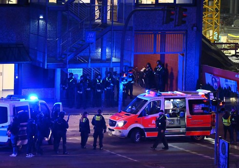 Almaniyada polis əməkdaşları girovların saxlandığı aptekə hücum edib Almaniyada polis əməkdaşları girovların saxlandığı aptekə hücum edib