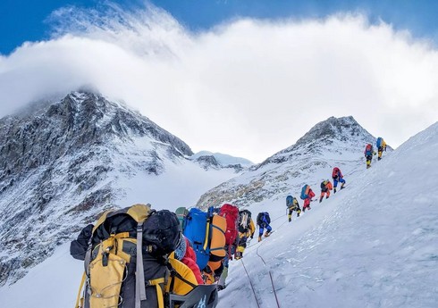 Alpinistlərdən Everestə qalxarkən çip taxmaq tələb olunur