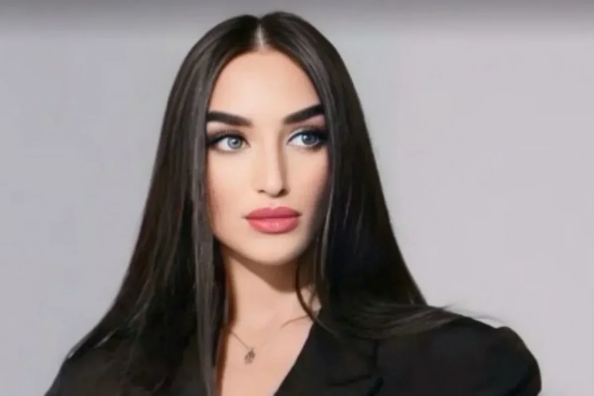 Alyona Əliyeva rəssam Rəşad Mehdiyevin sərgisinin açılış mərasimindən paylaşım edib