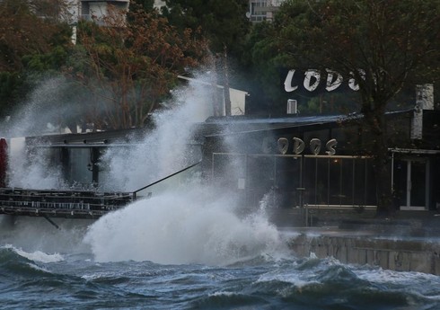 Çanaqqala boğazı hər iki istiqamətdə bəzi gəmilər üçün bağlanıb