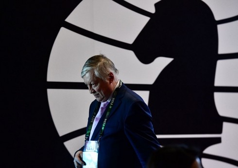 Anatoli Karpov süni tənəffüs aparatına qoşulub Anatoli Karpov süni tənəffüs aparatına qoşulub