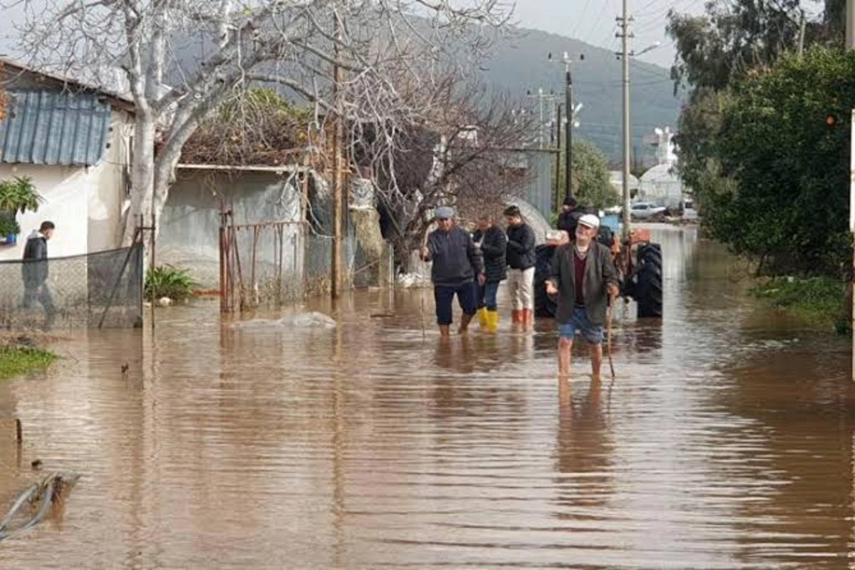 Antalyada güclü leysan yağışları selə səbəb oldu Antalyada güclü leysan yağışları selə səbəb oldu