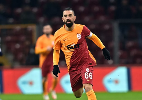 Arda Turan karyerasını başa vurub