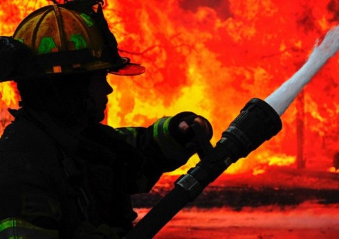 Ağsuda 3 otaqlı ev yanıb