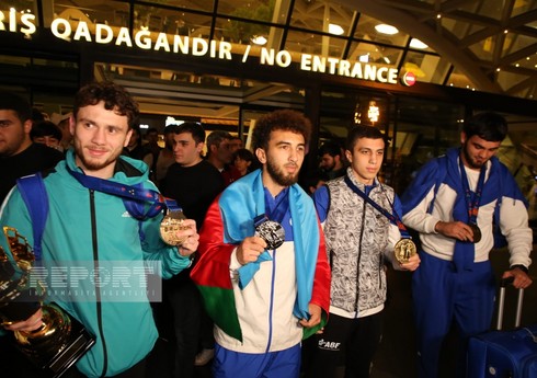 Avropa çempionatında rekorda imza atan gənc boksçular Vətənə dönüblər