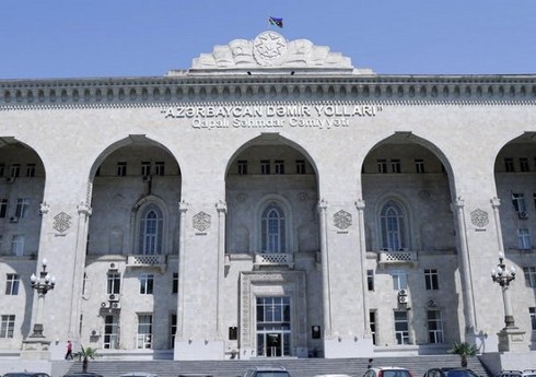 Avtomobil dəmiryol keçidində qatara çırpılıb, xəsarət alanlar var