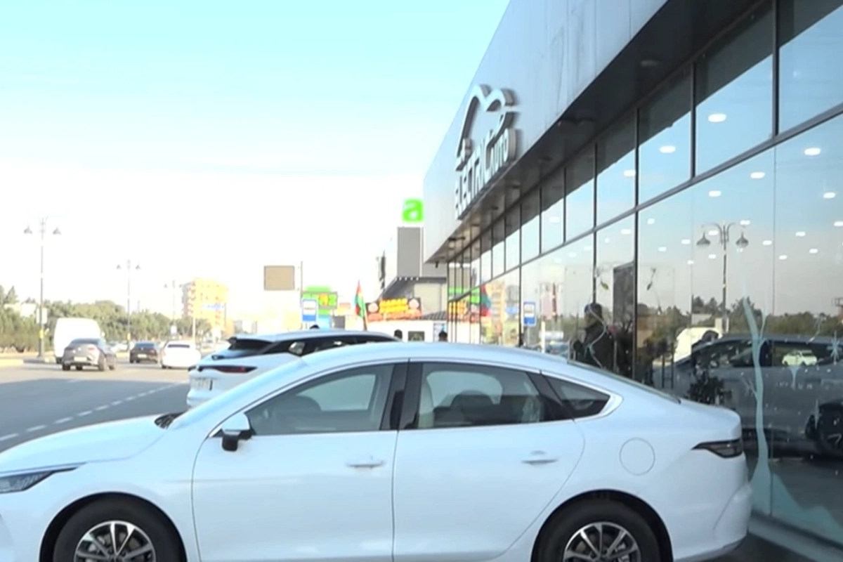 Avtosalon səkini zəbt etdi: 