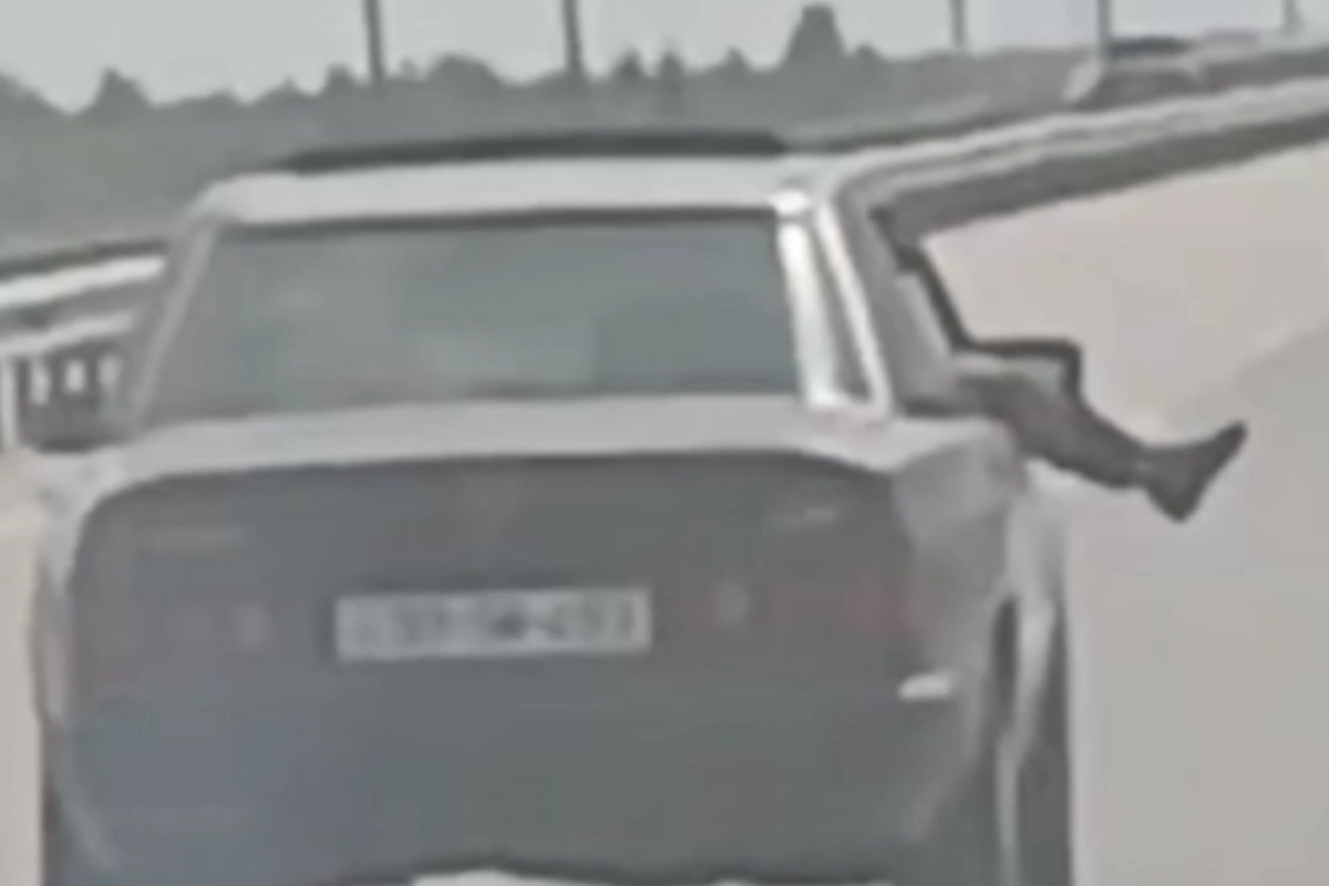 Ayaqlarını avtomobilin pəncərəsindən çölə çıxaran şəxslə bağlı TƏDBİR GÖRÜLDÜ