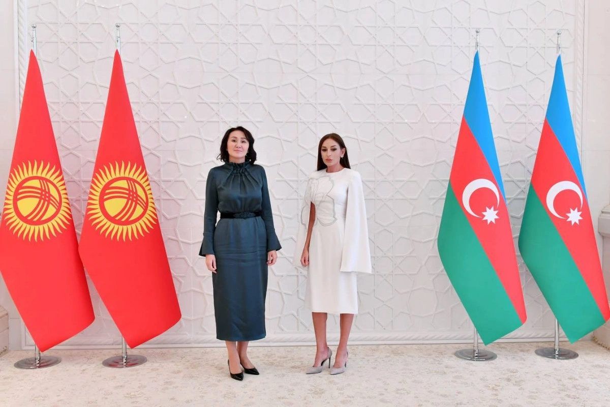 Ayqul Japarova Birinci vitse-prezident Mehriban Əliyevanı təbrik edib Ayqul Japarova Birinci vitse-prezident Mehriban Əliyevanı təbrik edib