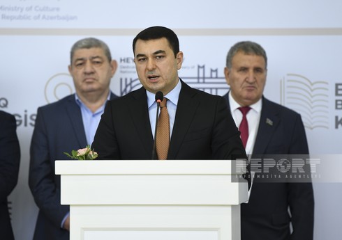 Azad olunmuş ərazilərdə dağıdılmış kitabxanalardan götürülmüş kitablar sərgidə nümayiş olunur