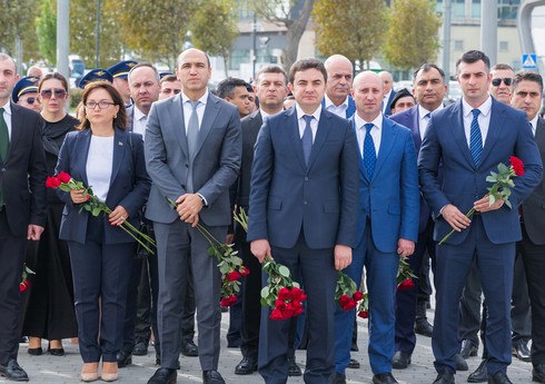 AZAL-ın rəhbərliyi və kollektivi şəhidlərin xatirəsini yad edib