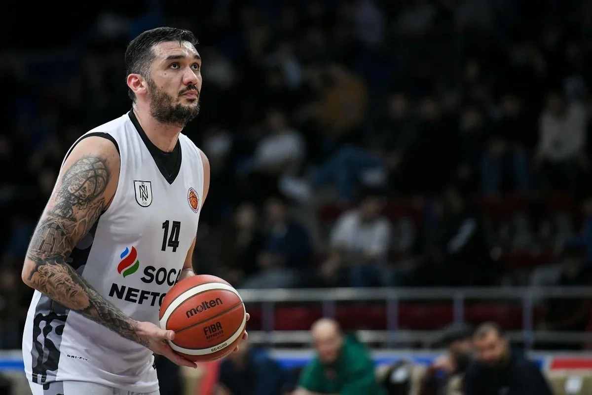 Azərbaycan basketbol millisinin üzvü Amil Həmzəyev 