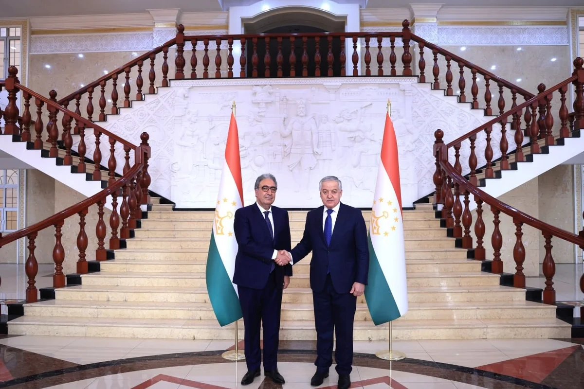 Azərbaycan səfiri etimadnaməsinin surətini Tacikistanın XİN rəhbərinə təqdim edib
