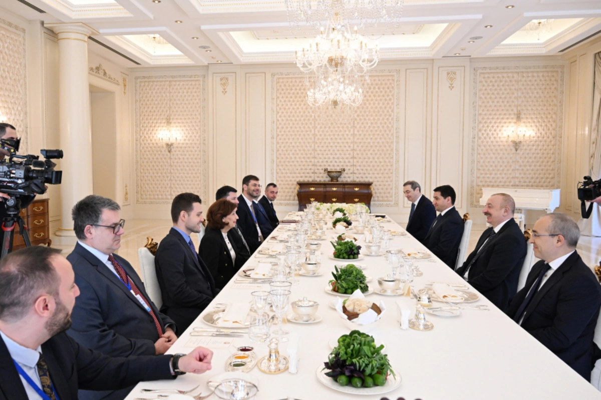 Azərbaycan və Şimali Makedoniya prezidentləri lanç əsnasında geniş tərkibdə görüşüblər Azərbaycan və Şimali Makedoniya prezidentləri lanç əsnasında geniş tərkibdə görüşüblər