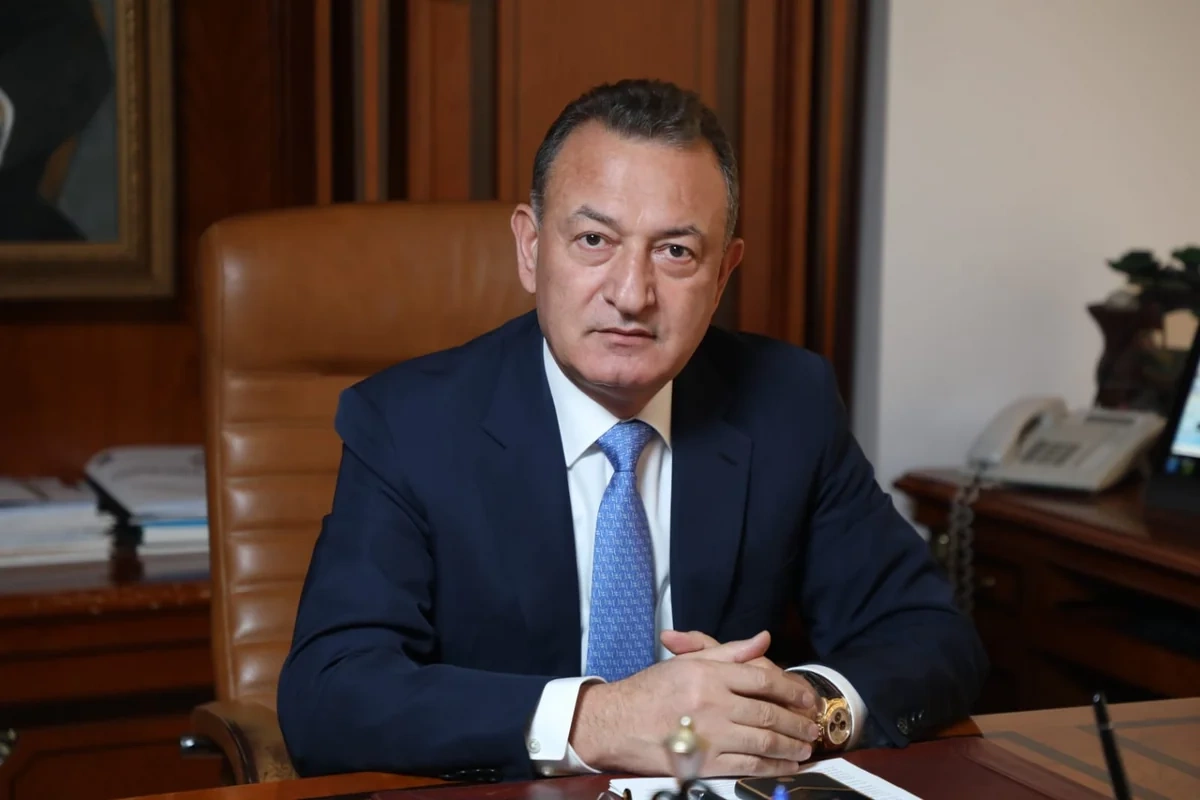 Azərbaycanda məşhur iş adamı dəniz kənarındakı villasına mebel alıb pulunu ödəməyib?