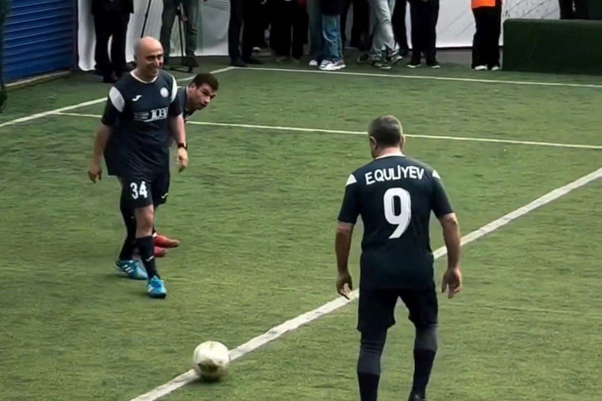 Azərbaycanda nazirlər deputatlara qarşı futbol oynadı