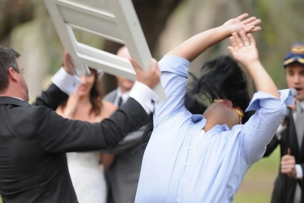 Azərbaycanda toyda DAVA: Müğənni mahnı sifarişinə görə qonağı döydü