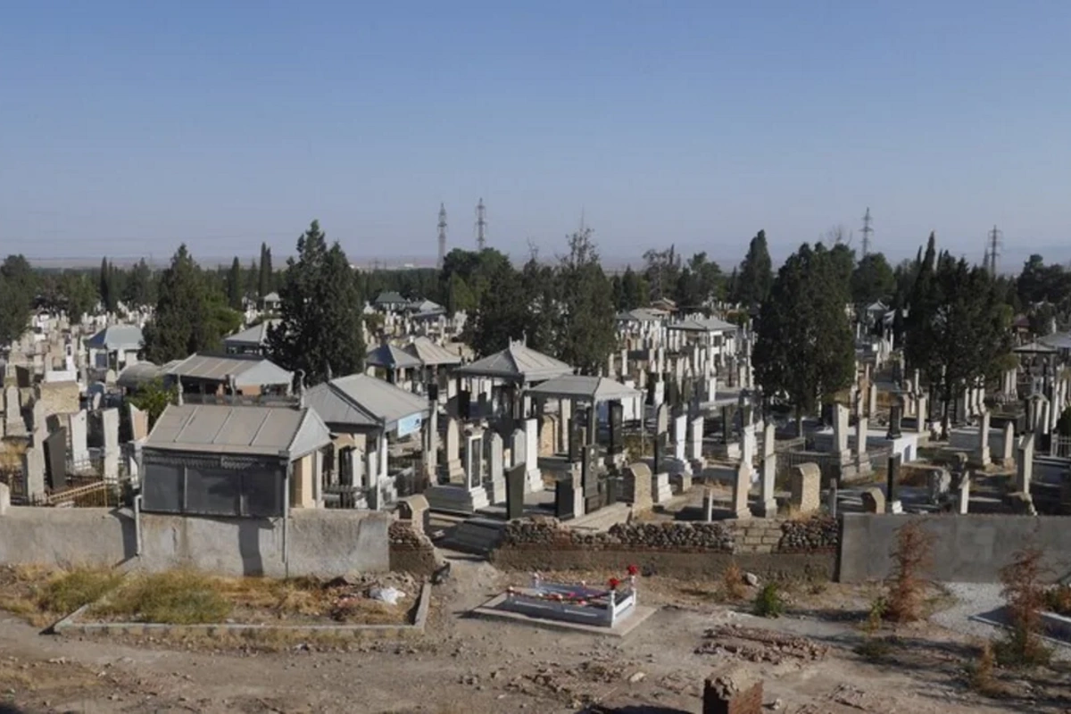 Azərbaycanda tükürpərdən olay: Qadın ərinin məzarı üzərində öldü