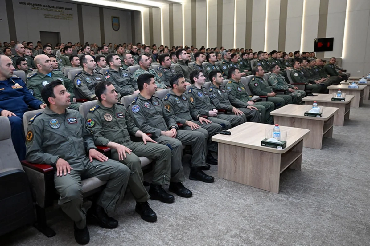 Azərbaycanın hərbi pilotları yeni silah sistemləri ilə tanış olublar