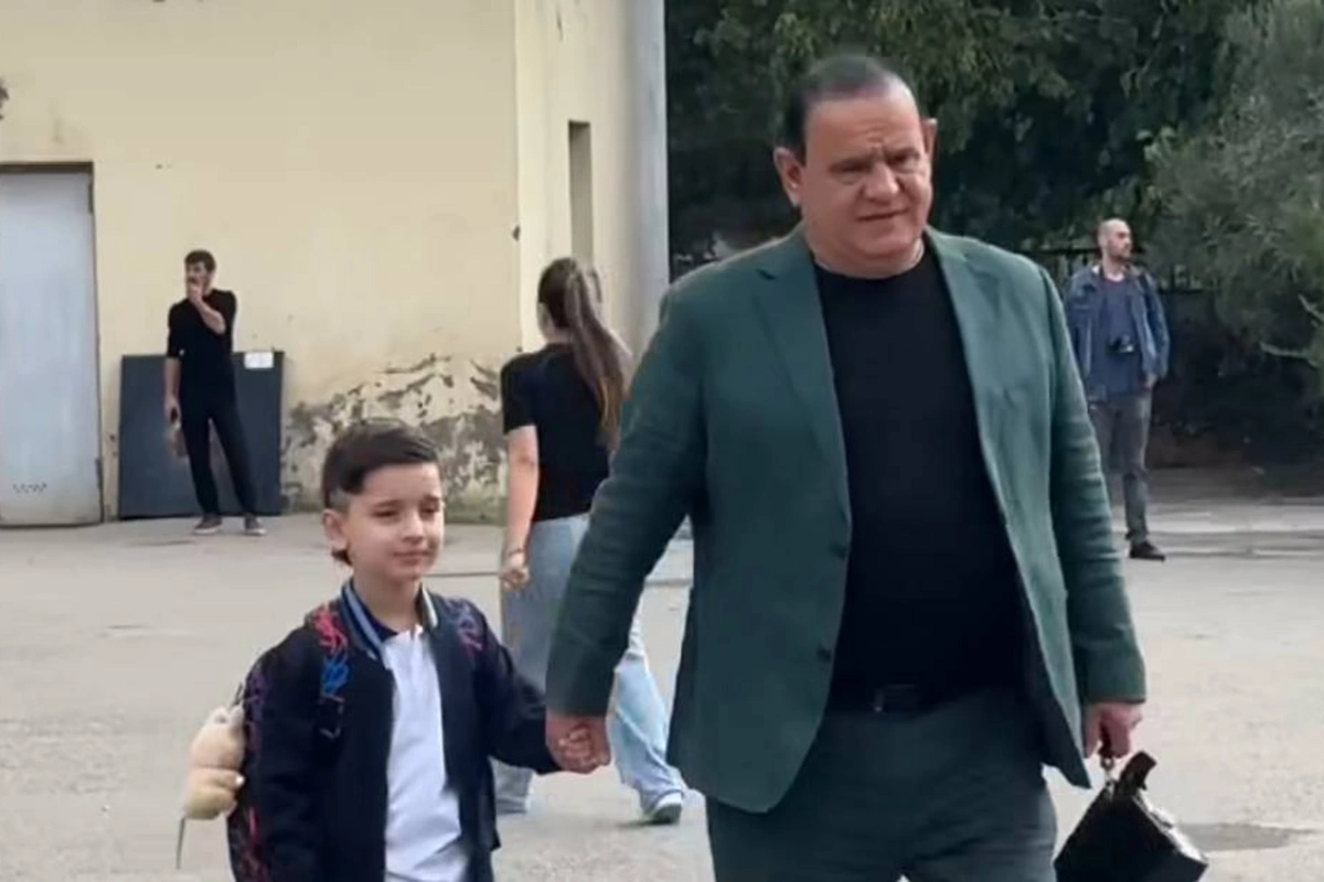 Azərbaycanlı məşhur övladını birinci sinifə yola saldı