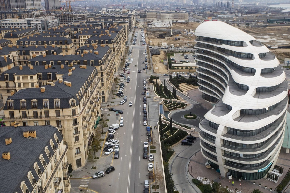 Azərbaycanlı müğənni Ağ şəhərdən yarım milyon manatlıq EV ALIB