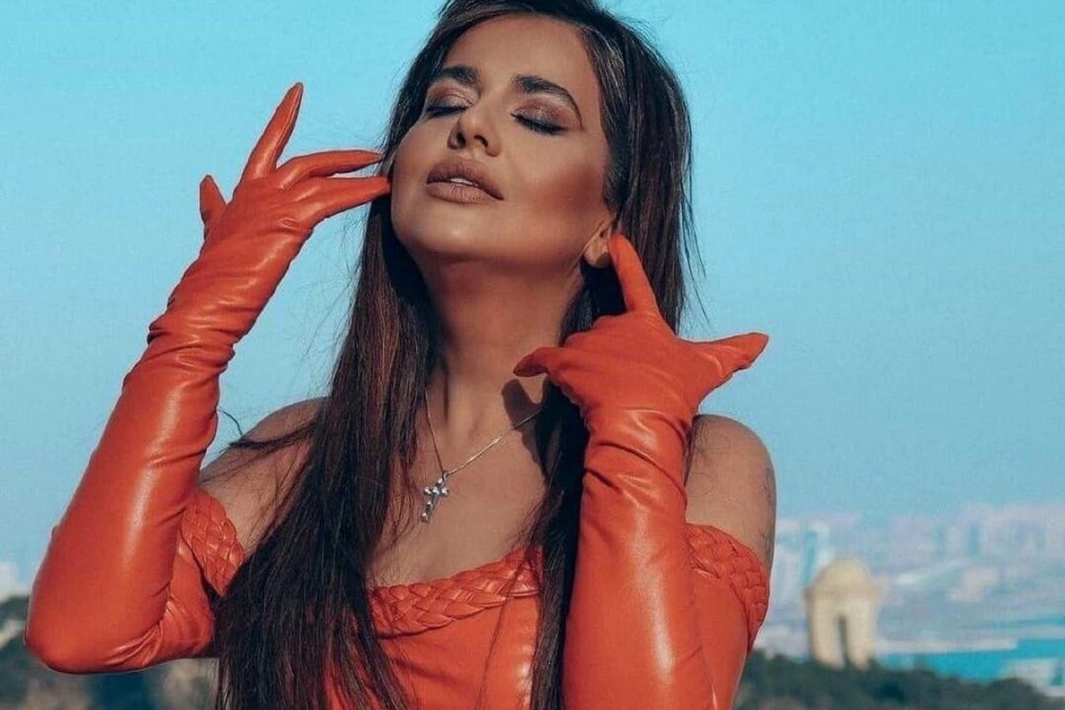 Azərbaycanlı müğənni ailəvi məkanda BİABIRÇI geyimdə səhnəyə çıxdı