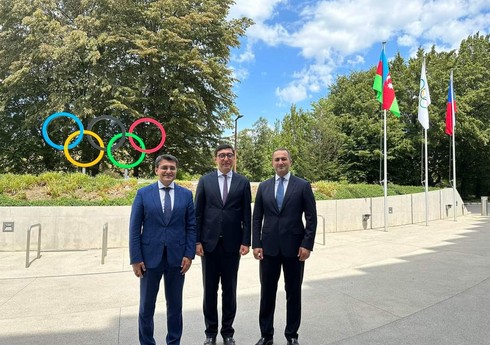 Azərbaycan bayrağı Beynəlxalq Olimpiya Komitəsinin binası qarşısında