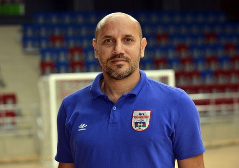 Azərbaycan millisinin baş məşqçisi: 